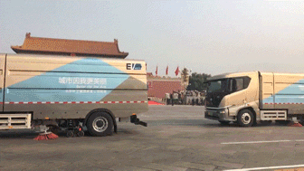 图1（GIF）：1全新T8纯电动洗扫车，再次亮相阅兵盛典，向世界展示中国智造的魅力