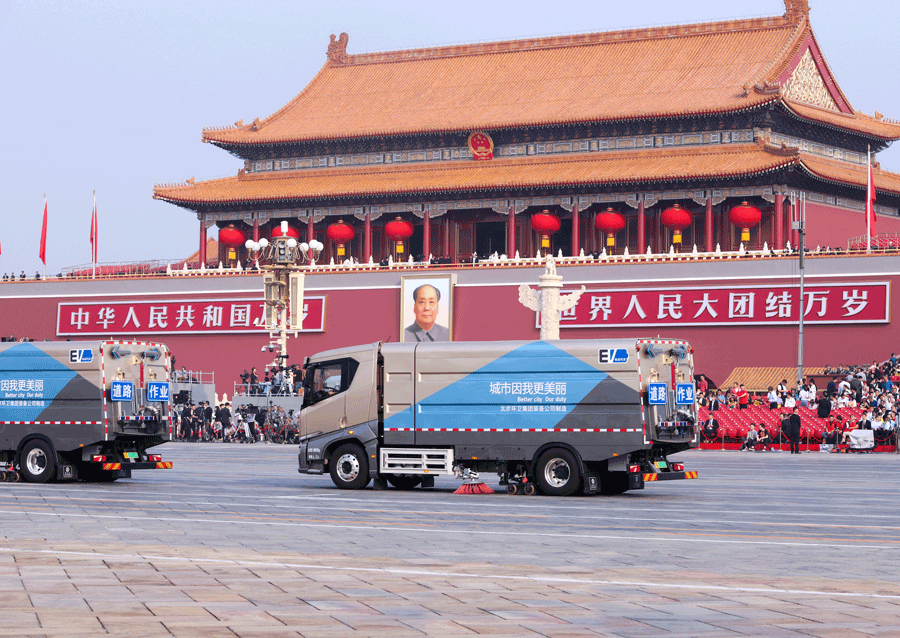 图4：-11辆全新T8服务阅兵式再次光荣完成使命，网友因此戏称其为阅兵界“后勤兵”